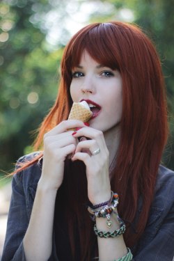 redheadcontrol:Síguenos en Facebook!Carly