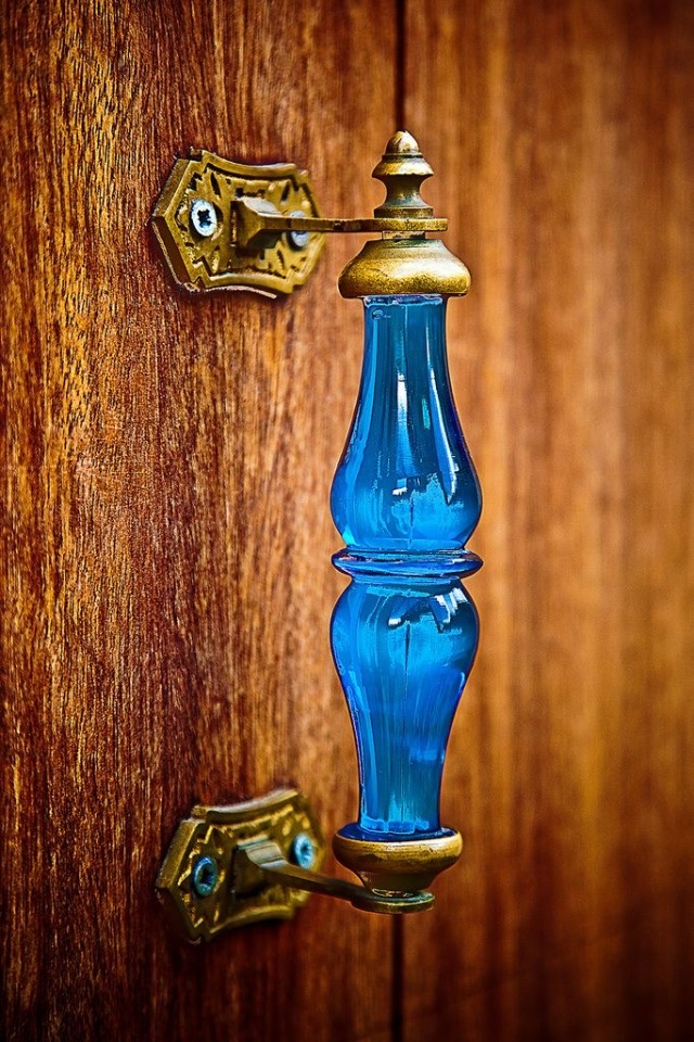 misterlemonzafterlife:jordinaryguy:Love this blue glass handle https://MisterLemonzAfterlife.tumblr.com/archive