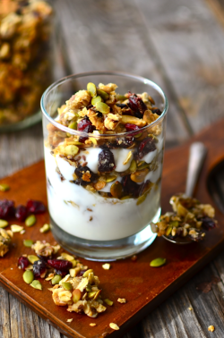 cake-stuff:Copycat Kimberley’s Bakeshoppe Granola More cake &amp; cookie &amp; baking inspiration: http://ift.tt/1404eu8