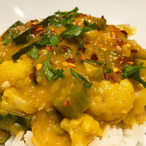 Always a good night for a #vegetable #curry! This one’s got #cauliflower, #zucchini, and #okra