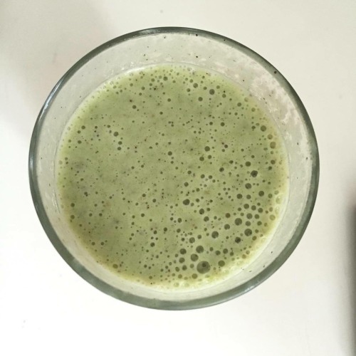 Sunday Smoothie!! 1 banana 1 kiwi Spinach Yoghurt Put them in the blender and blennnnnnnnnnd. Healt