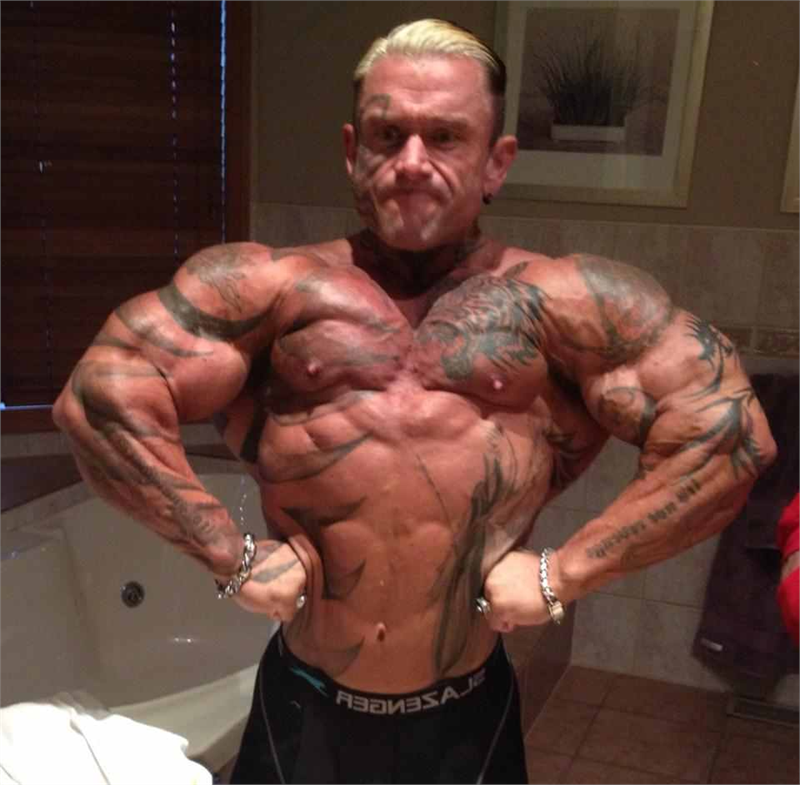 intomusclestuff:  As Lee did a front Lat spread for his jacking client, he heard