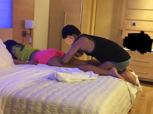 cpldxb:  Our first experience introducing some spice into our married life - Co incidentally we were trying to meet the famed nikkyaksh that day but things did not fall in place - This is the Mrs. getting a massage from a trained Masseur - with the massag