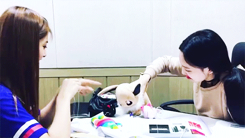 nayeon distracting baby chewy with evee