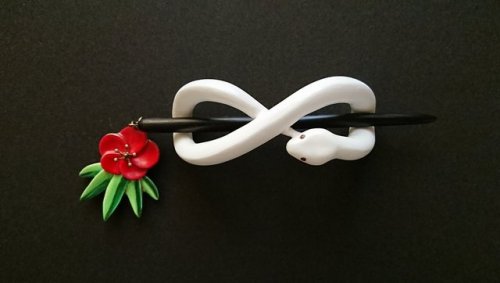 Smooth white snake hairpin by@tenorikobo who crafts many great designs. Just look at this cute gecko