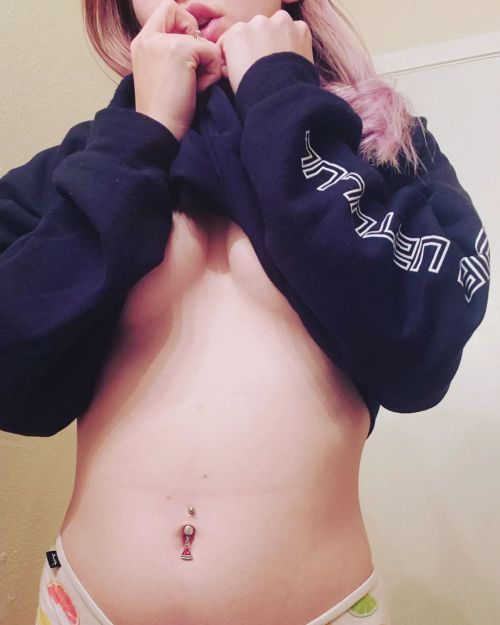 Peekaboo#underboob #baggyhoodie #navelpiercing #petitegirlhttps://www.instagram.com/p/CaGeUgRLpV