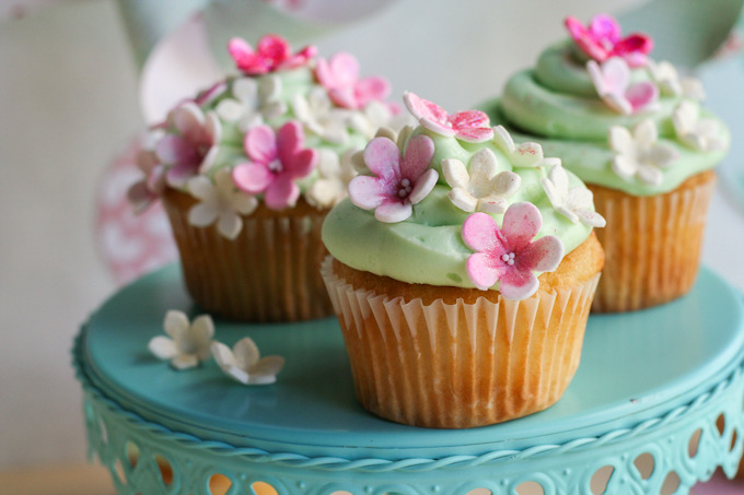 gastrogirl:  sweet spring cupcakes. 