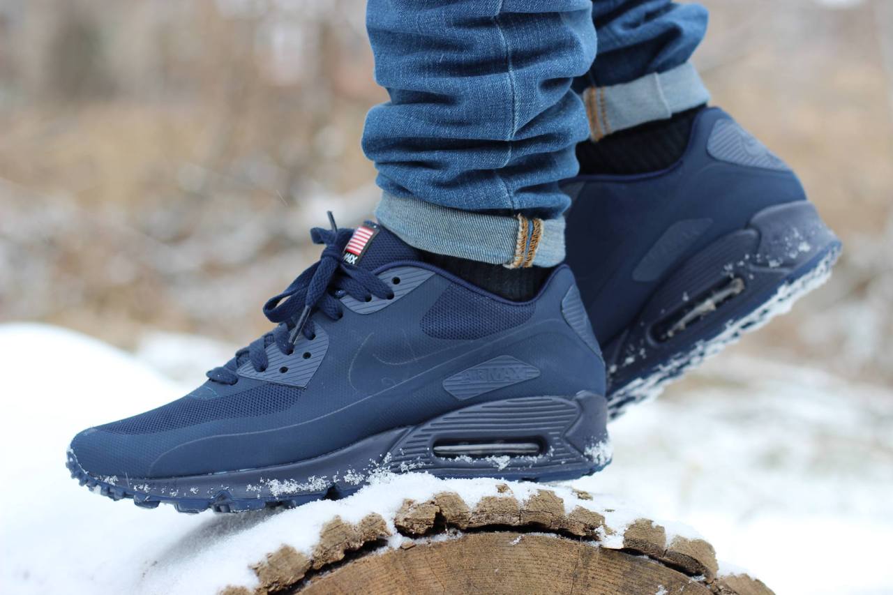 air max 90 independence day on feet