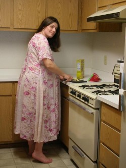 herbellypics:  Pregnant and barefoot in the in the kitchen. You guys, this is one of my biggest dreams. Just waiting for my man to come home to his preggo woman after a long day at work.