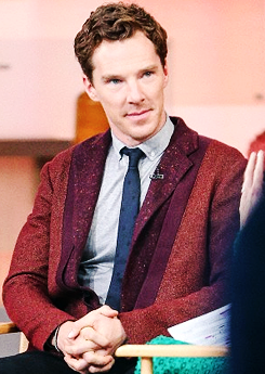 benedictdaily:  Benedict Cumberbatch on Good Morning America (x)  I might be in the minority, but I LOVE this jacket on him !!  