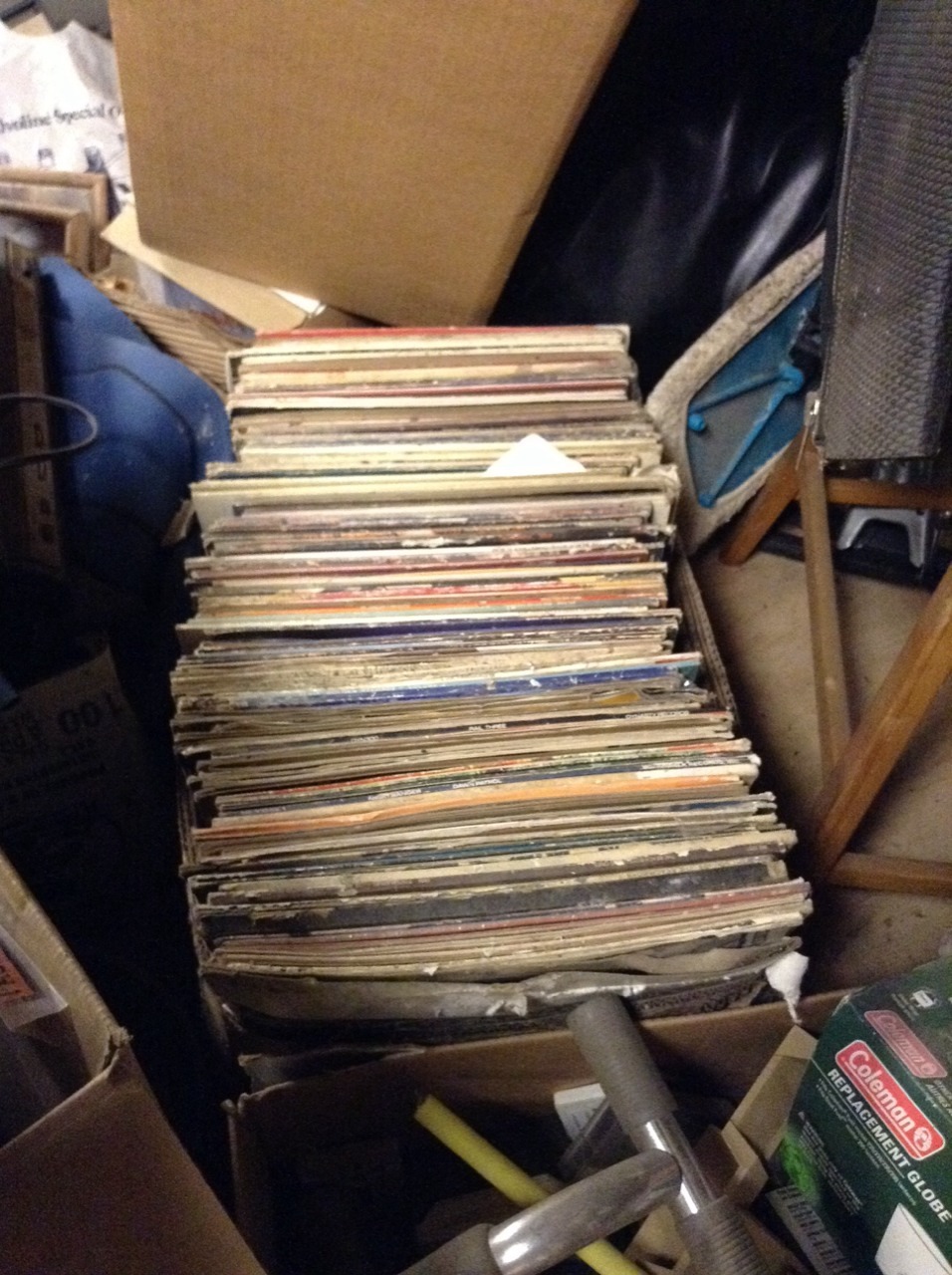 famishedbutterfly:  So many lonely vinyls… Don’t know where a turntable is. 