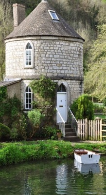 politicsandcupcakes:  the-tweed-fox:  pagewoman:  source The Chalford Roundhouse,Gloucestershire,England.  I picture Ratty living here in Wind in the Willows.  Agreed! 