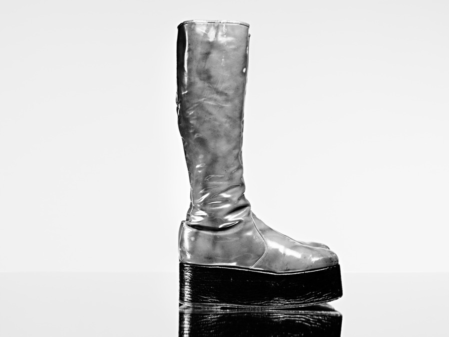 diamondheroes:   David Bowie’s shoes, photograhed by Hedi Slimane. 