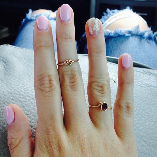 #nails #midiring #gold #sparkles #ruby #flower #pink #IDoMyOwn (at Huntington Beach, California)