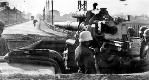 derpanzergraf:German FLAK  gun on the Oder front, 1945. The position controls the street and blocks it against Russian t