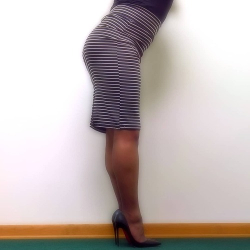 Happy hump day!! -Skirt: @modaxpressonline pencil skirtHosiery: @leggsbrand @leggsbyhanes “Sil