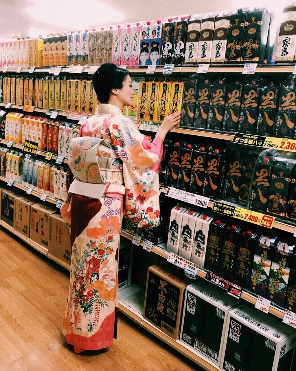 kimonojunko: イタリアからの友達を、次は日本のお酒売場に連れて来ました😆😆