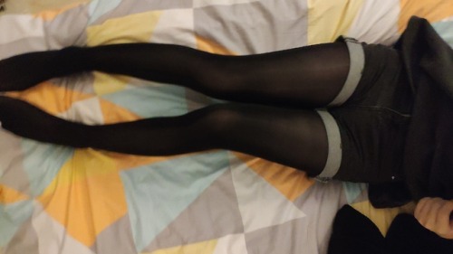 kayayori: ( ･᷄৺･᷅ )假装自己很色情，rua，丢人的腿型 好看
