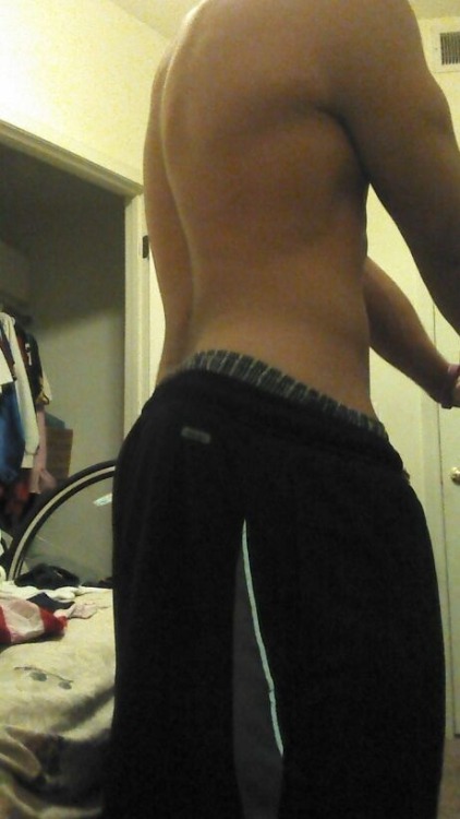 theshirtlesslifter:  Dats me! Also, I hate my back.  Need to hit it much harder…. 