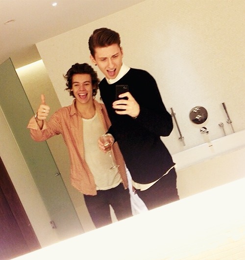 eroticaremix1:  @parkertatro: trashed face shit bombed in the bathroom with Harry styles <3 