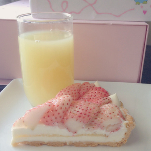 white strawberry cake and juice