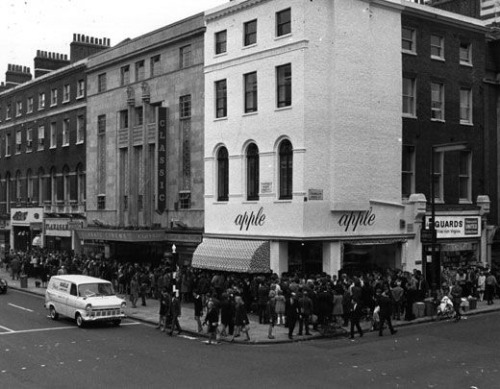 talesfromweirdland:The Beatles’ Apple Boutique in 1968 (image 1), before the mural was painted over 