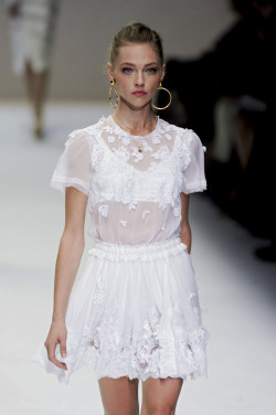 mulberry-cookies:  Sasha @ Dolce &amp; Gabbana S/S 2011 