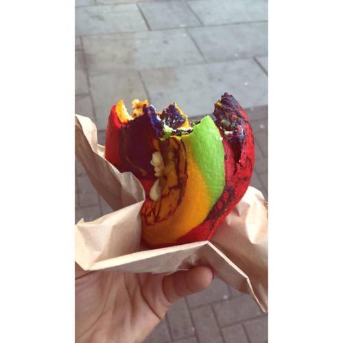 Who doesn&rsquo;t want a rainbow bagel #coolin #bagel #london #mixed #bricklane #bagelshop #mixe