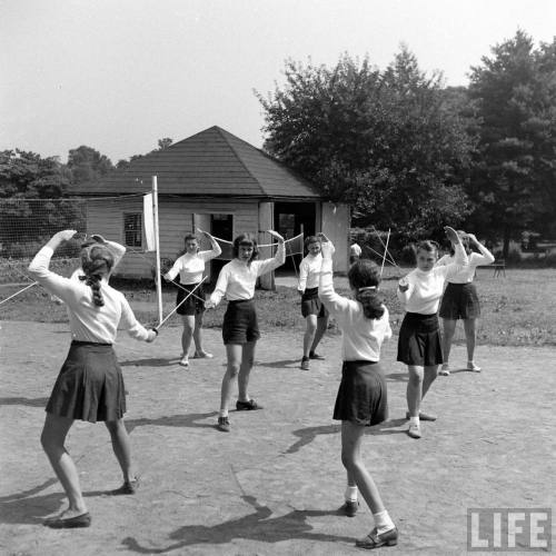 Fencing class in Nyack, New York(Martha Holmes. 1948)