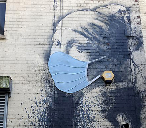 the-eternal-moonshine:   An unknown artist has given a Banksy mural a COVID-19 update   (ph. Ashley Moran) 