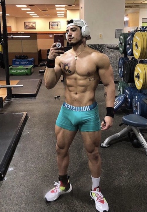 dudesngymbros-deactivated202303:Sam Noriega