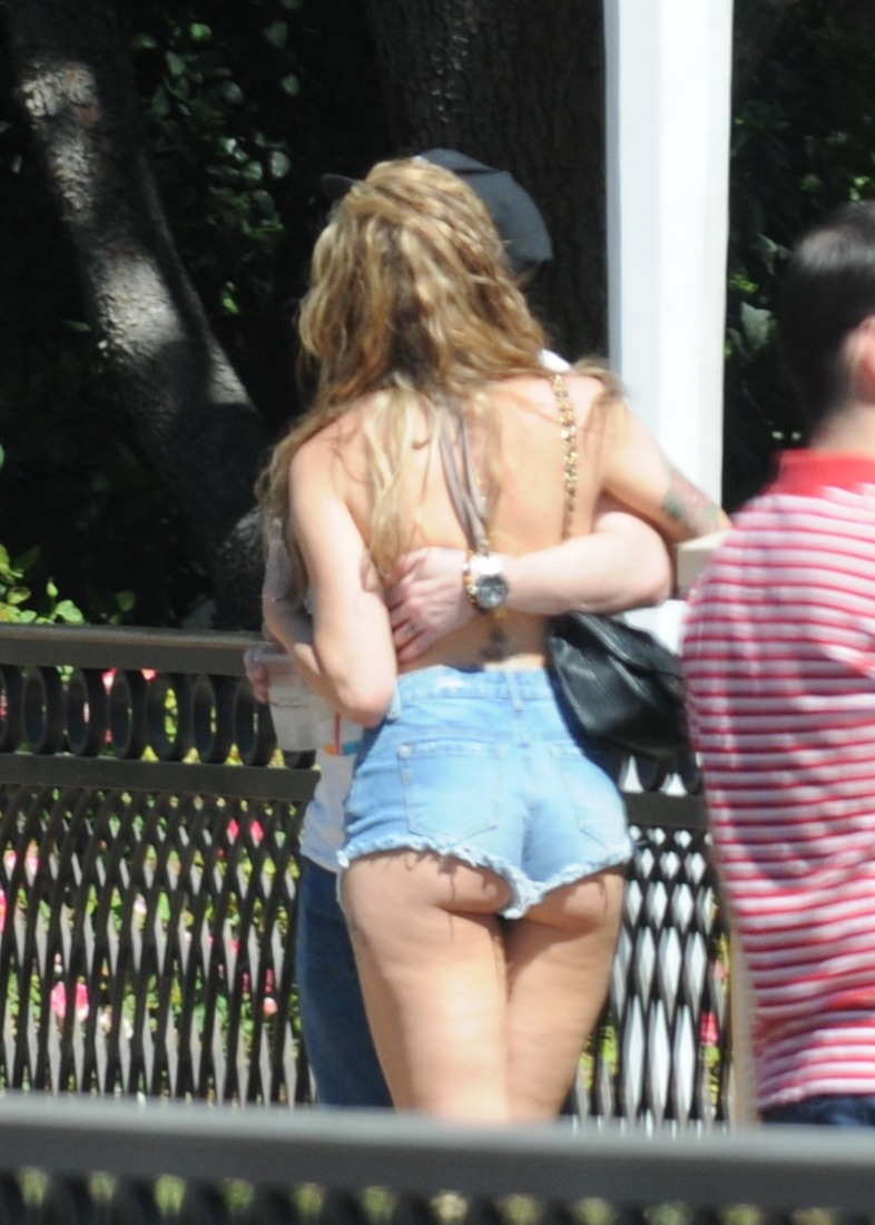 I saw her ass from 200 yards back.