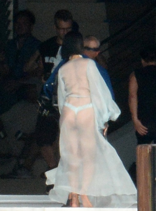 babydreamgirl:  rihennalately:  Rihanna on set of a new Project in Miami, FL (Mar. 16)  ok love that 
