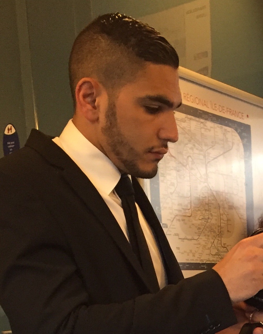 buterfly93:  julienyves:  arabeur:  Un bogosse allant travailler sur la ligne P 