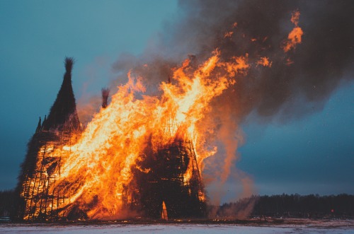 my-russia:The ceremonial burning of a wicker