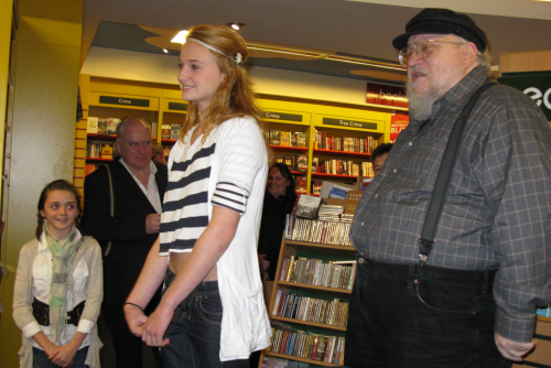 jaimelannister-regicidal: Maisie Williams, Sophie Turner and George R. R. Martin