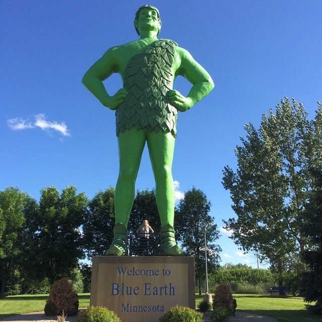 doughamlin:
“Standing between the legs of a 60 foot green man. (at Green Giant Statue Park)
”