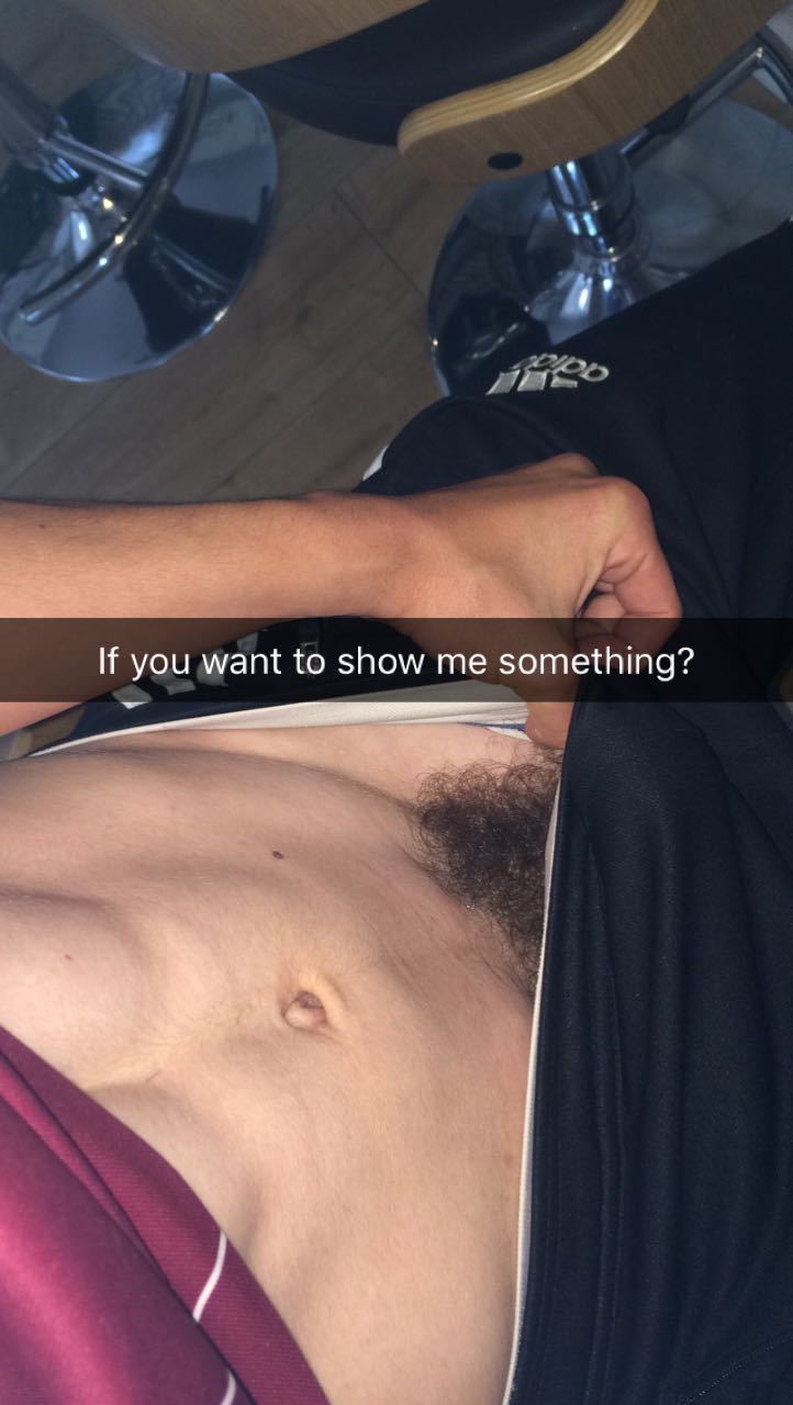 alexandrotorreez:  derrylads:Horny lad with hot cock n bush  Virgen??