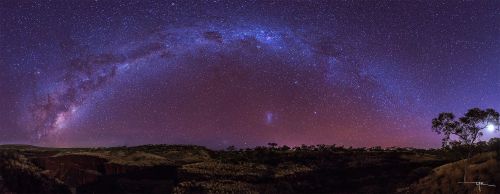 Milky Way over Karijini National Park, Western Australia [2000x776] [OC]
