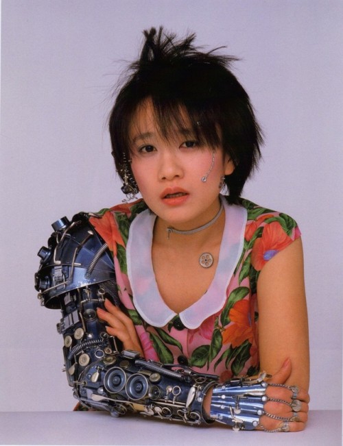 mamo-naku:Jun Togawa (戸川純) with a robotic arm, photographed by Masayoshi Sukita (鋤田正義) in 1984. 