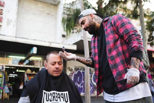 mymodernmet:Barber Nasir Sobhani Spends His Days Off Giving Free Haircuts and a Boost of Confidence 