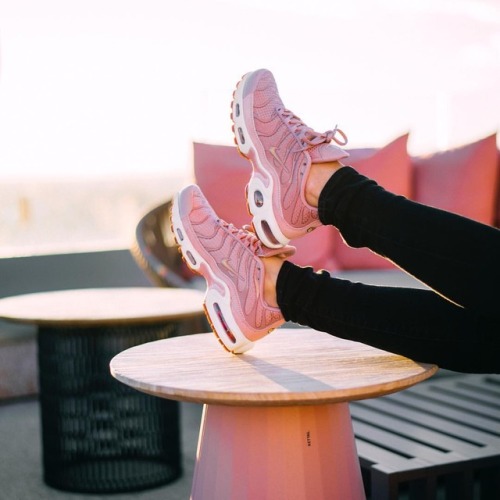 La vida en rosa Air max plus ✖️ @dualipa disponibles en @footlockereuforher @footlockereu // @dhnnee