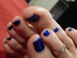 toesandsole:  wife feeling blue  I want to chew on these toes