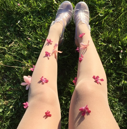 XXX michellemoe: I want flowers all over my body photo