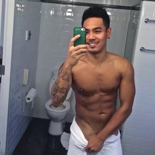 renz808:  rebelziid:  Tattooed Hunk [ Gorgeous Asian guy with a great bod! ]  Hottie 