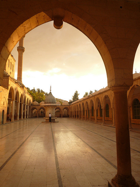 Courtyard mosque in Şanlıurfa, southeast Turkey (by richard0428).