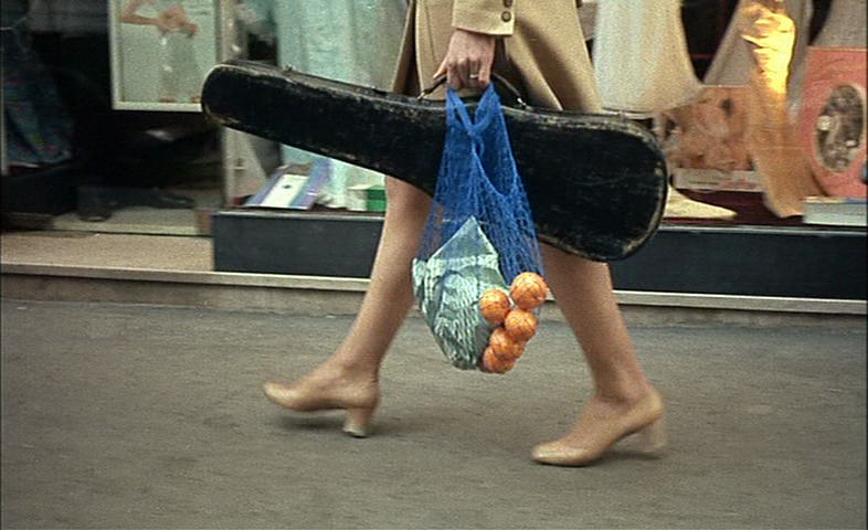 eulaalia: zomgmouse:  Bed and Board (Domicile conjugal) (François Truffaut, 1970).