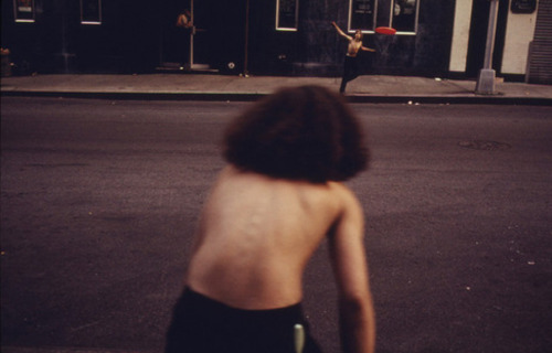 restit: Boys Playing Frisbee Across West 46th Street in Manhattan New York City … 07/1974  Photographer: Lyon, Danny, 1942- 