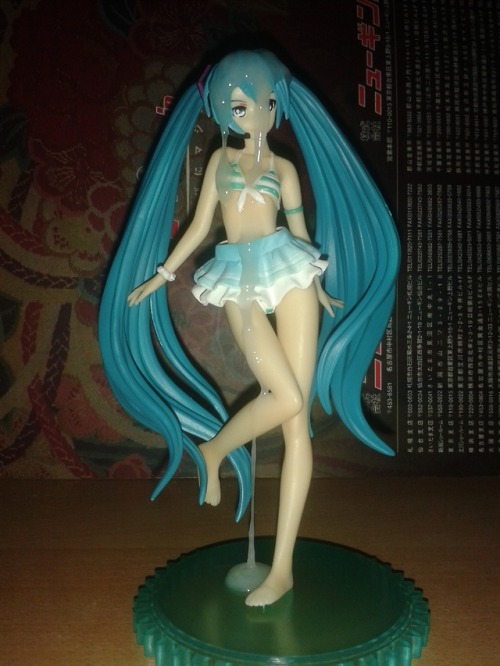 Sweet Swimsuit SOF for Hatsune Miku! I got tons of request for this, so at the end, I saved up and got this lovely Figure! Love “her”! “She” is so pretty! Too bad you can’t remove her skirt :( Btw, I plan to do many, many more SOF set