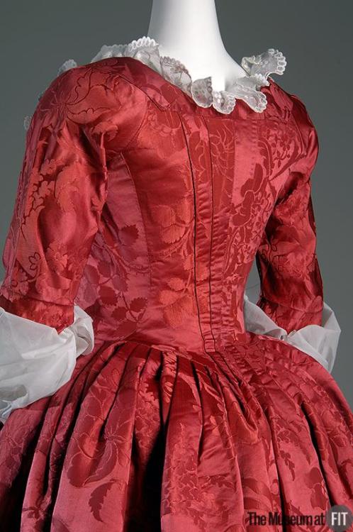 history-of-fashion:ab. 1775 Robe à l'anglaise (England)red silk damask(Museum at the Fashion Institu